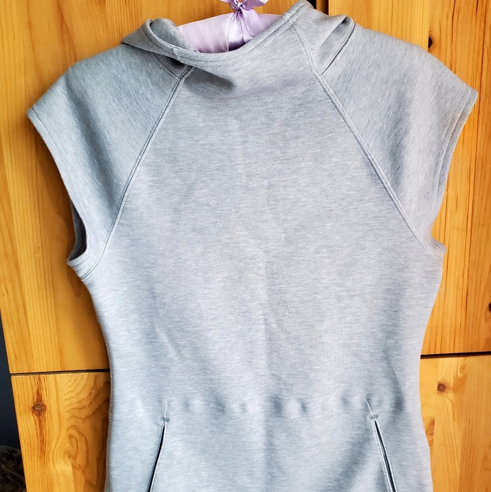 The North Face Women's Cap Sleeved Grey Hoodie With Kangaroo Pocket XS